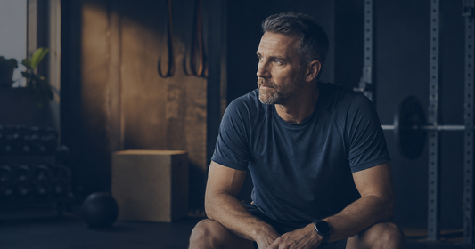 Personne qui s'entraîne de façon réfléchie dans une salle de gym, illustrant l'importance de comprendre les 4 variables de l'entraînement pour progresser sans se blesser